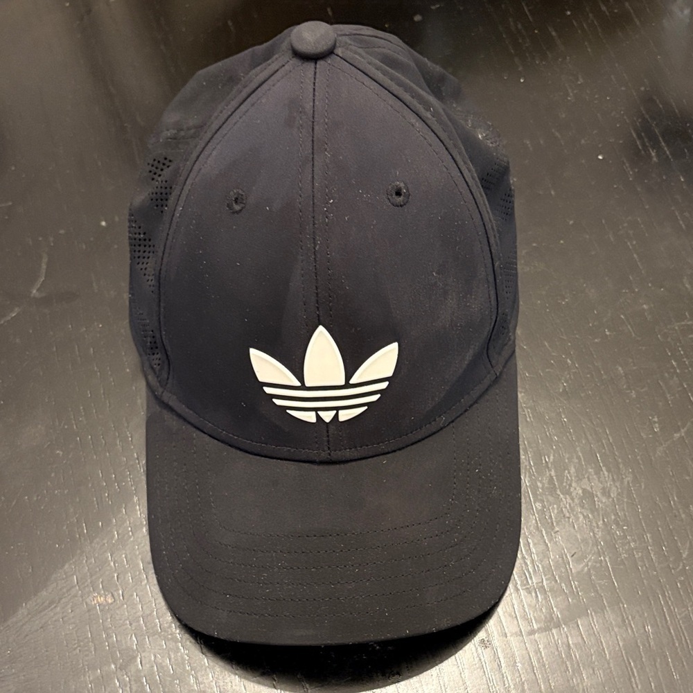 Adidas Classic Black and White Cap - Picture 1 of 3